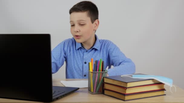 Αγόρι Κάθεται Προστατευτική Μάσκα Ένα Σχολικό Γραφείο Σχολικά Είδη Εκπαίδευση — Αρχείο Βίντεο