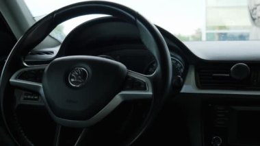 Skoda 'nın arabasının içi. Direksiyona geç. 4K
