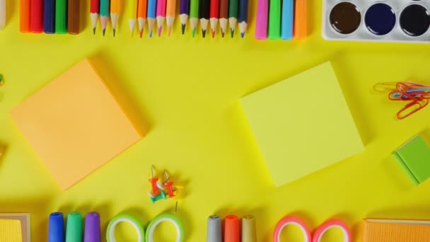 Szkolne Biuro Żółtym Tle Leży Farby Ołówki Nożyczki Spinacze Papier — Wideo stockowe
