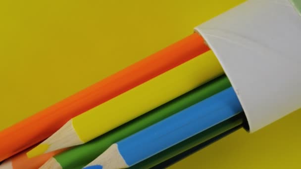 Crayons Couleur Dans Tube Sur Fond Jaune — Video