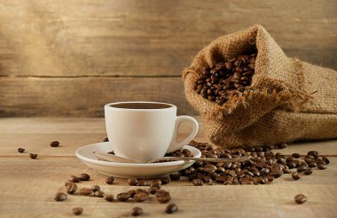 Arka planda bir fincan sabah kahvesi ahşap arka planda kahve, sıcak ve taze sabah kahvesi. Taze kahve. Kopyalama alanı