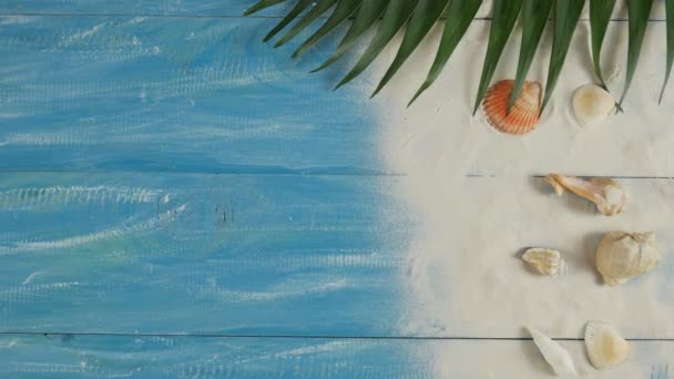 Seashells Sulla Sabbia Trovano Uno Sfondo Legno Blu Vista Dall — Video Stock