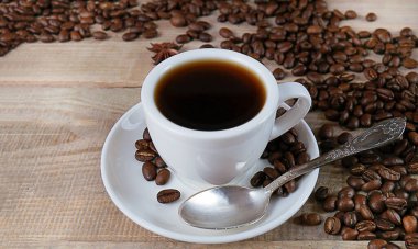 Ahşap arka planda bir fincan sabah kahvesi, sıcak ve taze sabah kahvesi. Taze kahve. Kavrulmuş kahve çekirdeği. Kopyalama alanı