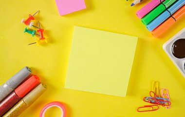 Sarı arka planda okul idaresi. Sarı arka planda okul idaresi. Kalemler, kalemler. Boşluğu kopyala