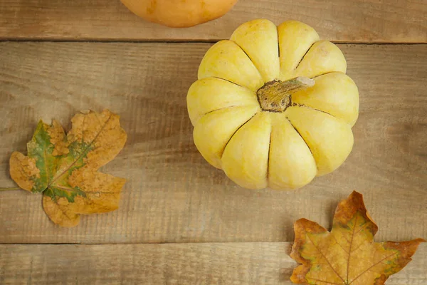 Höstens Stilleben Pumpa Och Lönnlöv Hösten Säsongens Bakgrund Trä Bakgrund — Stockfoto