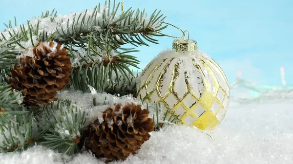Natale. Palle su un albero di Natale in una vacanza di Natale — Foto Stock