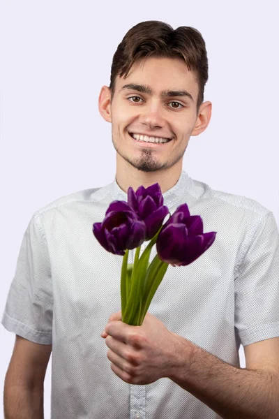 Guy with tulips — 图库照片