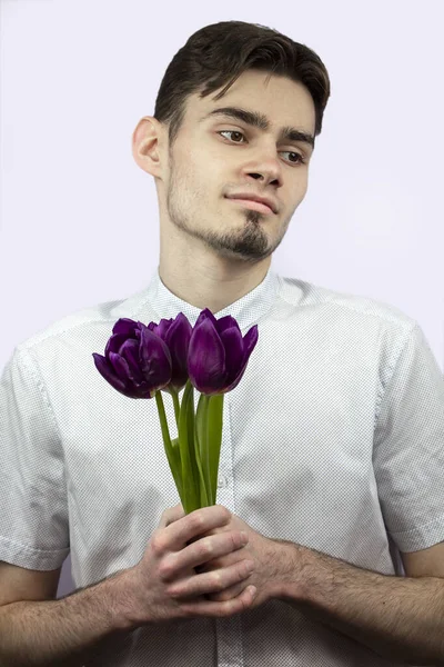 Guy with tulips — 图库照片