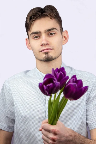 Guy with tulips — 图库照片