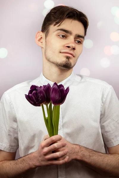 Guy with tulips — 图库照片