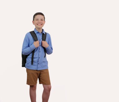 Sırt çantalı mutlu çocuk. Okula dönelim. İzole et