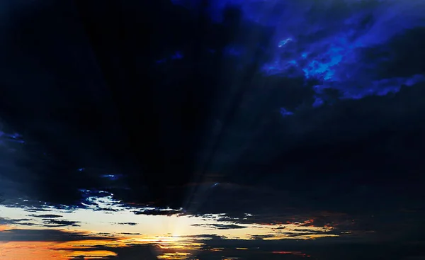 Драматическое небо. Темно-синее небо и оранжевое солнце. Закат — стоковое фото