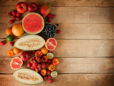 Çeşitli organik meyvelerle kompozisyon. Boşluğu kopyala