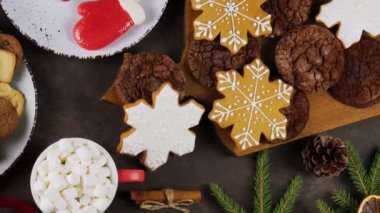 Zencefilli Noel. Ev yapımı Noel kurabiyeleri yapma süreci. 