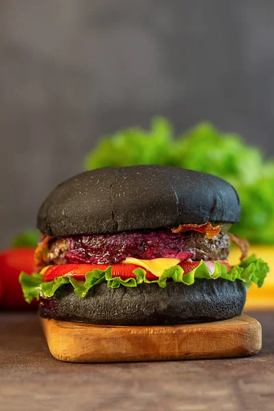 Burger Noir Hamburger Noir Frais Savoureux Sur Fond Noir Gros — Photo