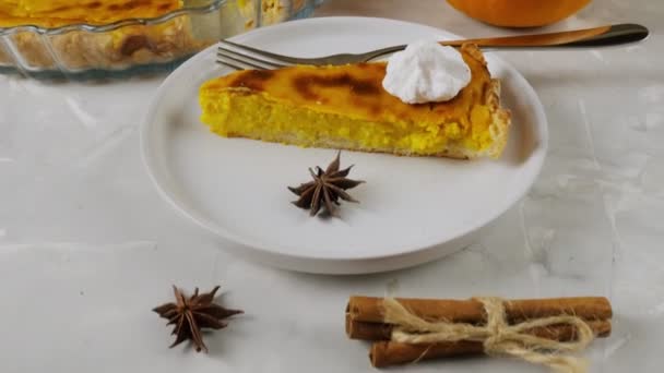 Tradycyjny Amerykański Deser Pumpkin Fall Pie Świeżo Upieczony Placek Dyniowy — Wideo stockowe