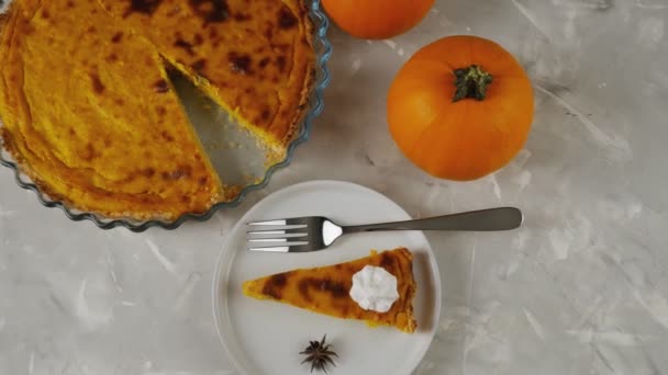 伝統的なアメリカのデザートパンプキンフォールパイ 灰色の背景に焼きたてのカボチャのパイ カボチャとパイ — ストック動画