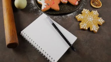 Noel kurabiyesi. Lezzetli ev yapımı zencefilli ekmek. Noel ev yapımı zencefilli ekmek. Boşluğu kopyala