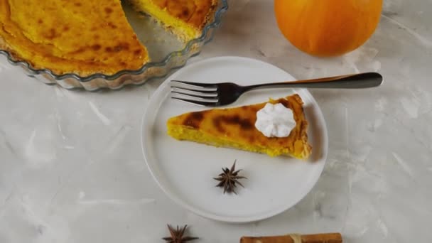 感謝祭だ 伝統的なアメリカのデザートカボチャのパイ — ストック動画