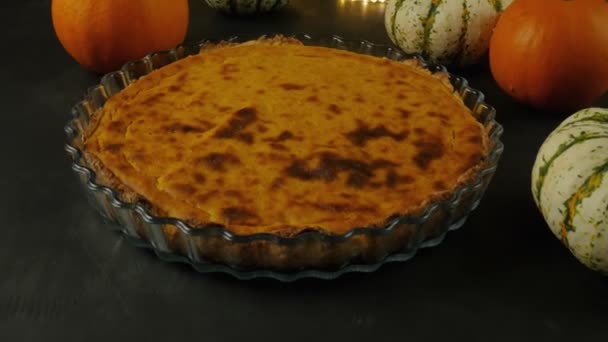 Święto Dziękczynienia Tradycyjny Amerykański Deser Ciasto Dyniowe Ciemnym Tle Widok — Wideo stockowe