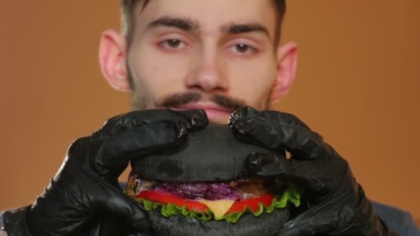 Hamburger Noir Frais Savoureux Sur Fond Noir Gros Plan Chef — Video