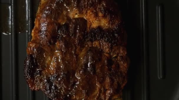 Grillen. Fleischsteak und Gemüse. Steak in der Pfanne und Würstchen. Blick von oben. Schweinefleisch, Rindfleisch, Lamm. — Stockvideo