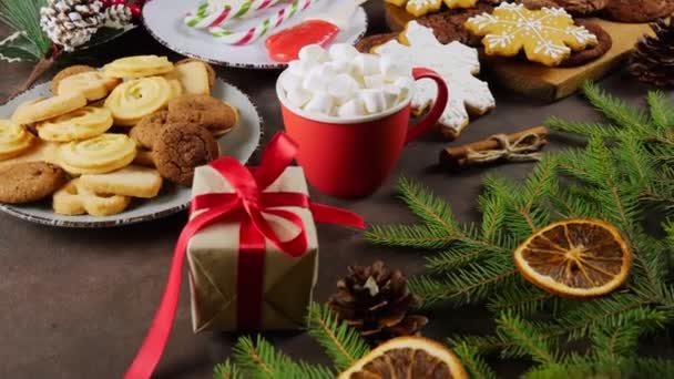 Närbild ovanifrån av pepparkakor i form av snöflingor. Begreppet jul och nyår. — Stockvideo