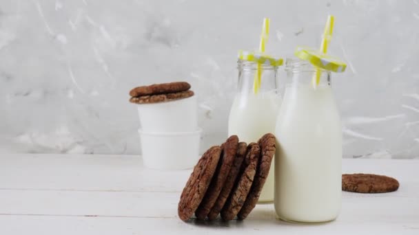 Deliciosa leche fresca sobre un fondo de madera blanca. un vaso de leche. 4K — Vídeos de Stock