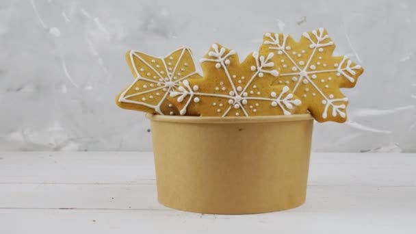 Begreppet jul och nyår. Festlig pepparkakor till jul i eco förpackningar. 4K — Stockvideo