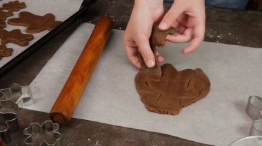Pasta kağıdında kesiciyle el kesimi kurabiye hamuru. Rolling Pin ve Cookie Cutters Zencefilli Çöreği Hazırlıyor