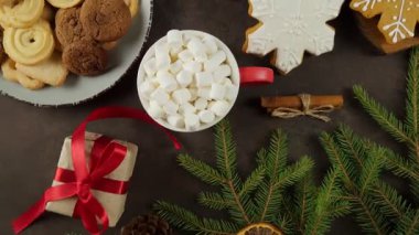 Kurabiyeler ve Sıcak Kakao İçindekilerle Noel Pişirme Yatağı