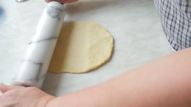 Metal pişirme tepsisinde reçelli taze pişmiş kruvasan. 4K