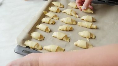 Metal pişirme tepsisinde reçelli taze pişmiş kruvasan. 4K