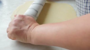 Metal pişirme tepsisinde reçelli taze pişmiş kruvasan. 4K