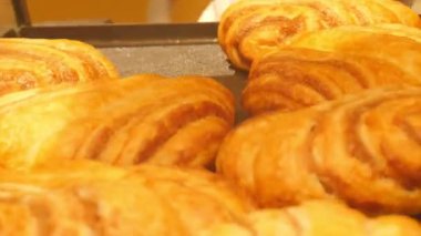 Lezzetli arka planda biriken taze altın kruvasanlar.