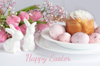 Bayramlık Paskalya Kompozisyonu: Kulich Ekmeği, Tavşan, Yumurta ve Çiçek Dekorasyonu