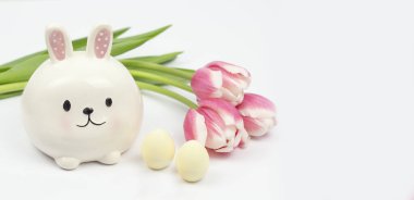 Beyaz Arkaplanda Yumurta ve Pembe Laleli Sevimli Paskalya Tavşanı Figürü