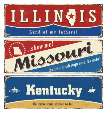 ABD Eyaleti 'ne ait eski bir kalay emaye tabela koleksiyonu. Illinois. Missouri 'de. Kentucky mi? Paslı arkaplanda hatıra kartpostal şablonları.