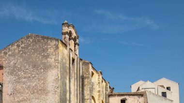 Su Barone 'un iç vahası. Önde, sık çam ormanı, Orosei, Nuoro, Sardinya, İtalya kıyılarından ayrılan Su Petrosu Aval gölünü besleyen küçük nehirciklerden biri var.
