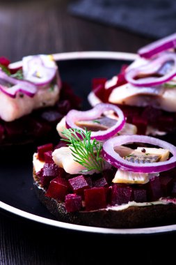 Sandviç ile ringa balığı ve pancar