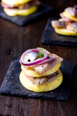 Meze kanepe ile ringa balığı, elma 