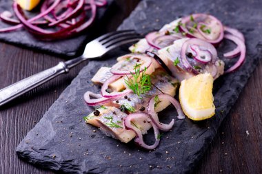 Ringa balığı siyah arduvaz tabağa dilimlenmiş