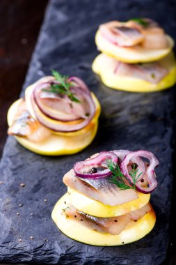 Meze kanepe ile ringa balığı, elma 