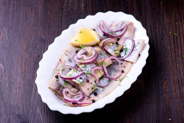 Biber, otlar, tuz, soğan dilimlenmiş ringa balığı