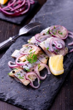 Ringa balığı siyah arduvaz tabağa dilimlenmiş