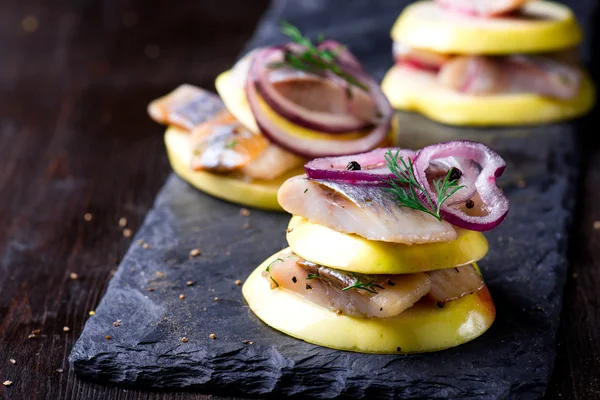 Aperitivo canapé con arenque, manzanas — Foto de Stock