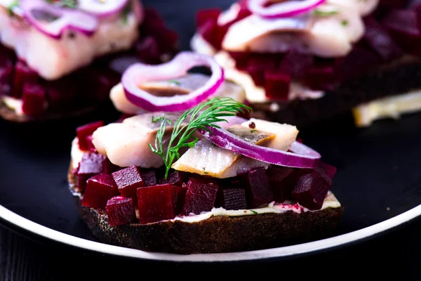 Sandwiches con arenque y remolacha — Foto de Stock