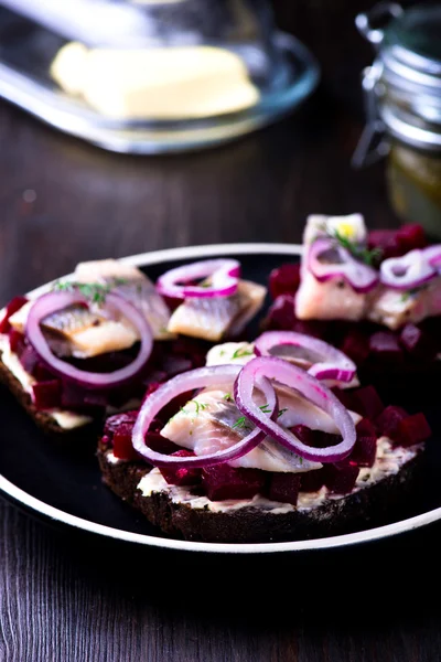 Sandwiches con arenque y remolacha — Foto de Stock