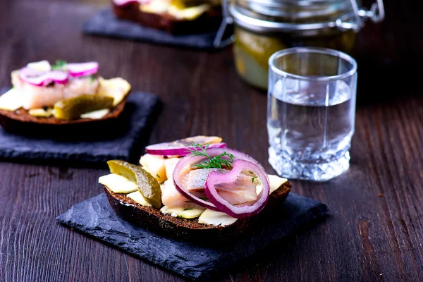 Sandwich de arenque con vaso de vodka — Foto de Stock