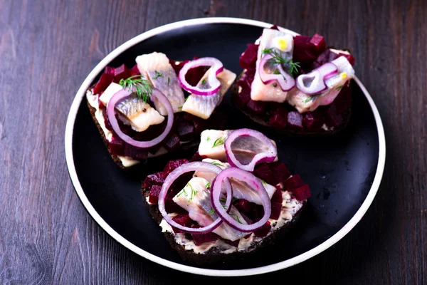 Sandwiches con arenque y remolacha — Foto de Stock